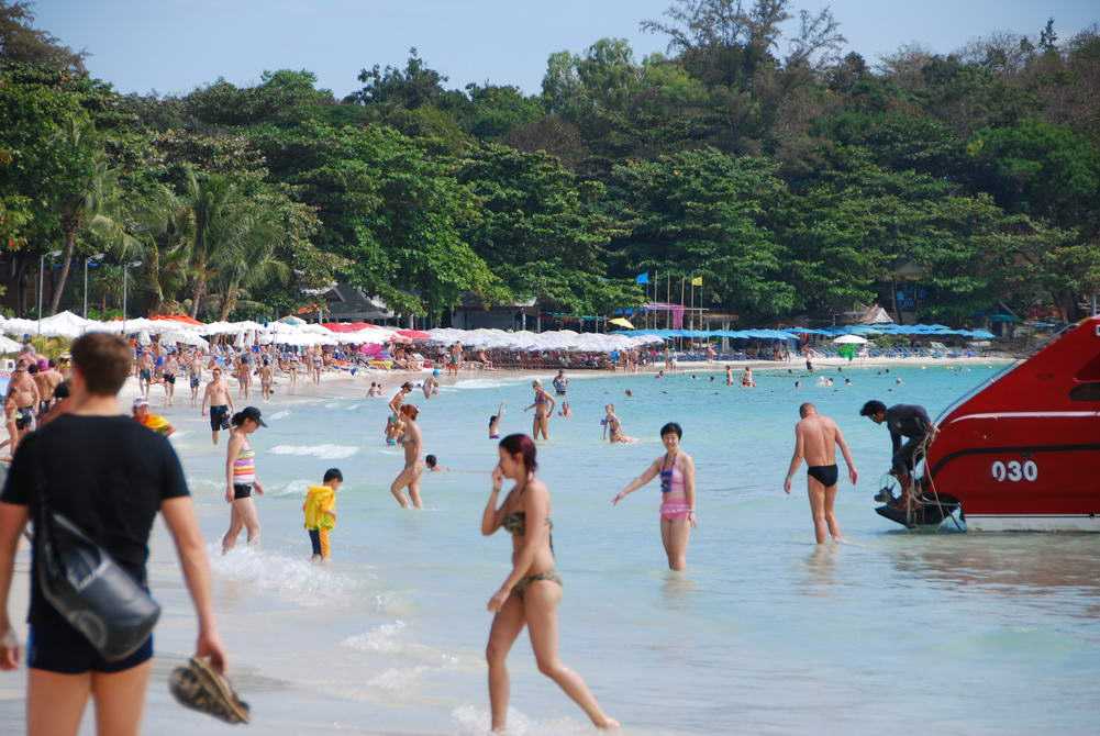 Пляж Ао Прао расположен на западной стороне острова Ко Самет Ao Prao beach отделяется от