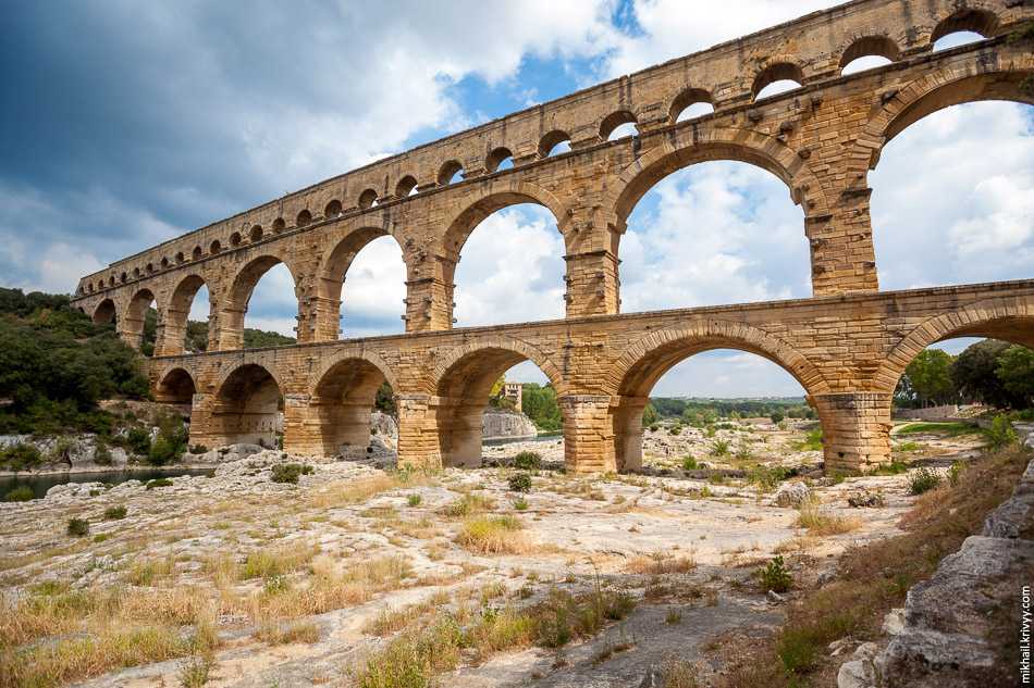 Древнейший в риме мост. Древнеримский акведук Рим. Акведук Римский водопровод. Акведук Пон-дю-гар. Пон-дю-гар Римский акведук.