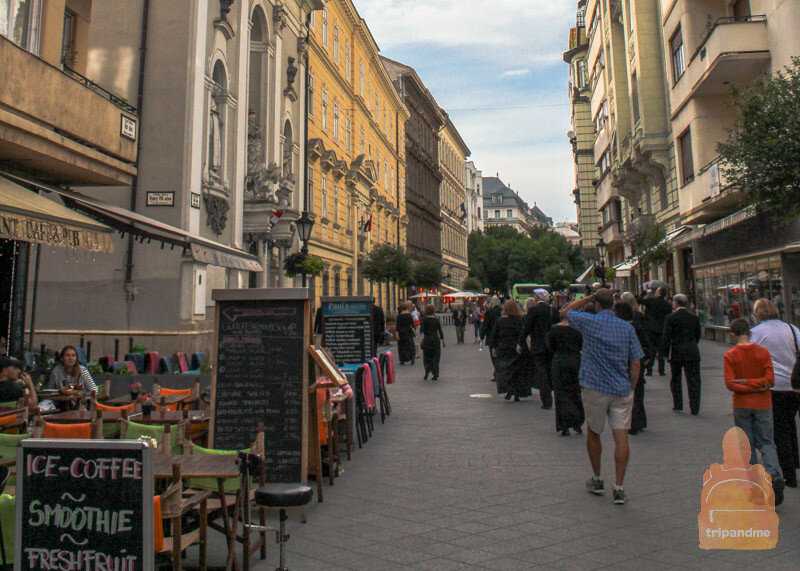 Улица Ваци - главная туристическая и торговая улица Будапешта Протяженность улицы составляет чуть более километра Вдоль улицы расположены исторические здания, на первых этажах которых находятся кафе и рестораны со столиками под открытым небом Есть магазин