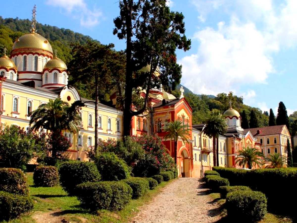 Один из самых посещаемых в абхазии – новоафонский монастырь