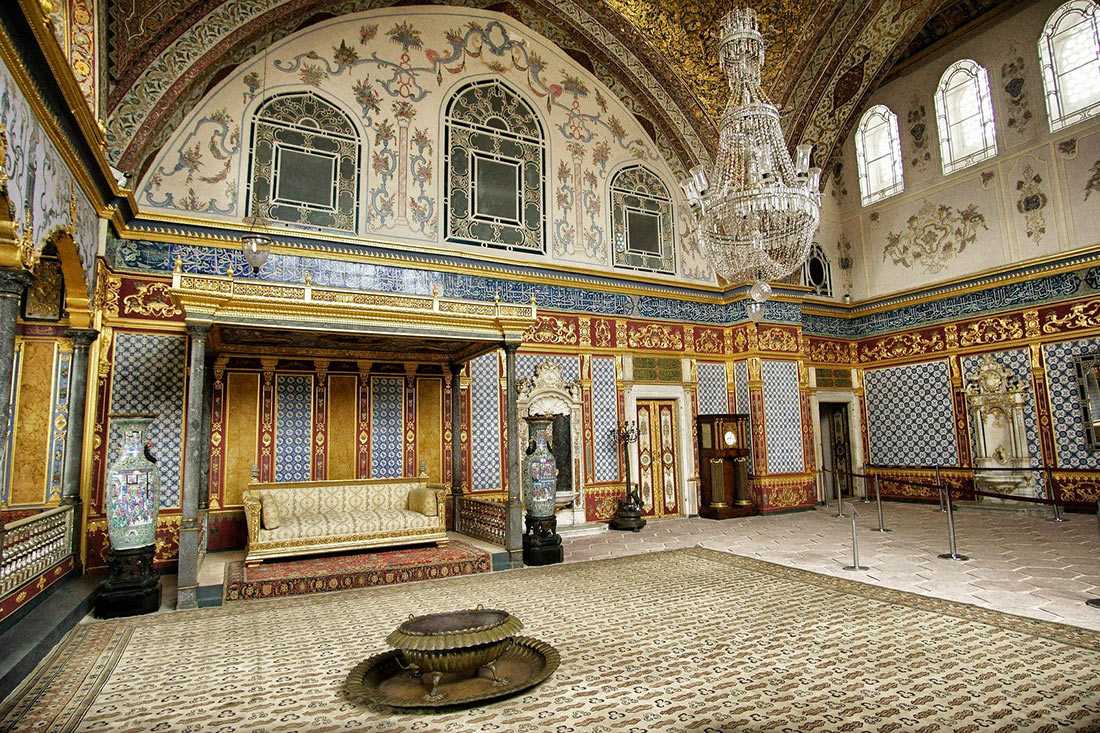 Долмабахче - великолепный дворцовый комплекс 19 века в Стамбуле, служивший резиденцией османских султанов Сегодня это музей с садом, официальной частью, гаремом, музеями часов и живописи