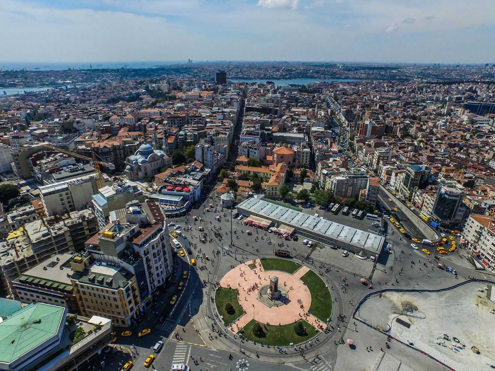 Площади Таксим и Султанахмет Ипподром - две крупные и главные площади Стамбула, который являются центром города с обилием значимых достопримечательностей