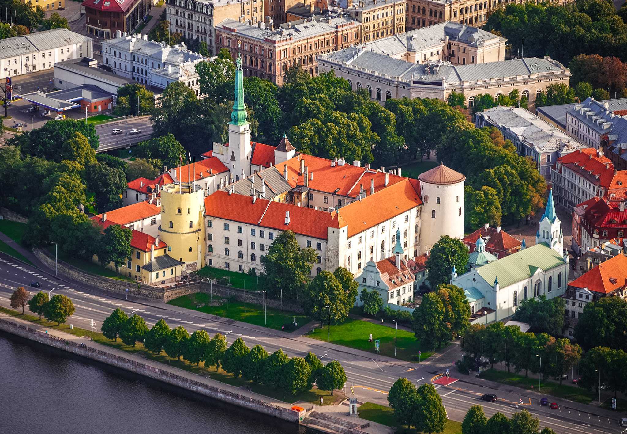 Рижский замок является одним из наиболее выдающихся элементов и архитектурно-историческим комплексом классического города Риги На протяжении нескольких столетий Рижский замок служил резиденцией светской власти в городе После восстановления независимости