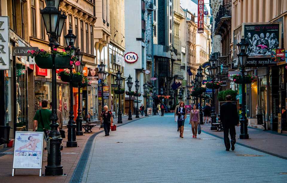 Туристам здесь место — будапештская улица ваци