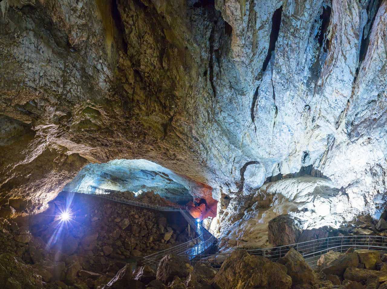 Озеро анатолия в новоафонской пещере