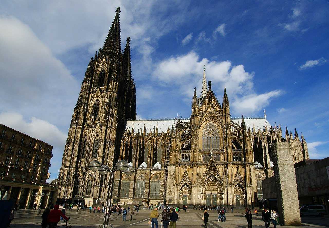 Среди обилия достопримечательностей старинного немецкого города Нюрнберга в отдельную группу выделяются святыни - церкви, соборы, часовни и монастыри
