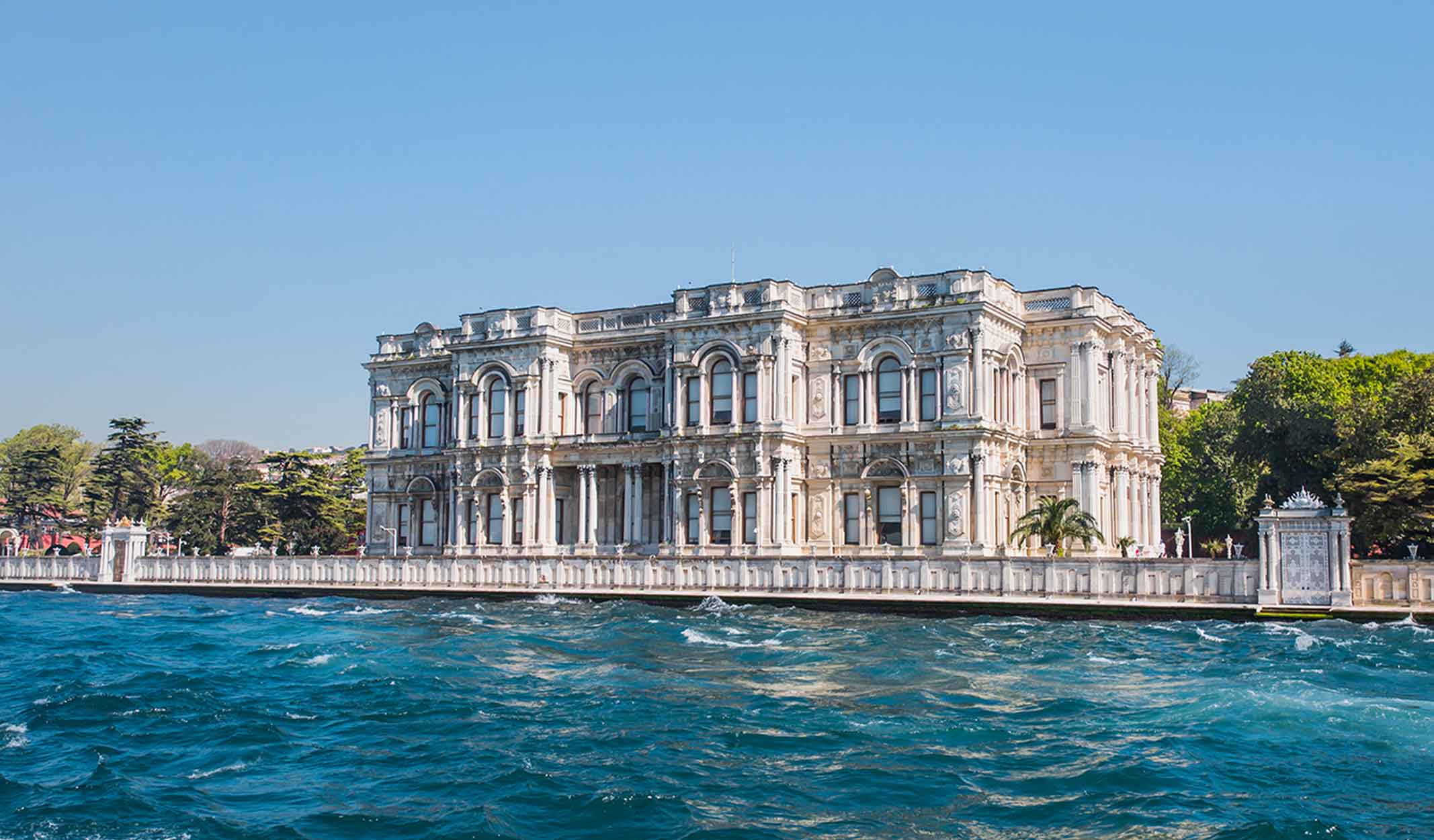 Бейлербейи - дворец 19 века в Стамбуле, служивший летней резиденцией и местом размещения гостей султанов Османской империи Сегодня это дворец-музей с залами, садом и террасой у вод Босфора