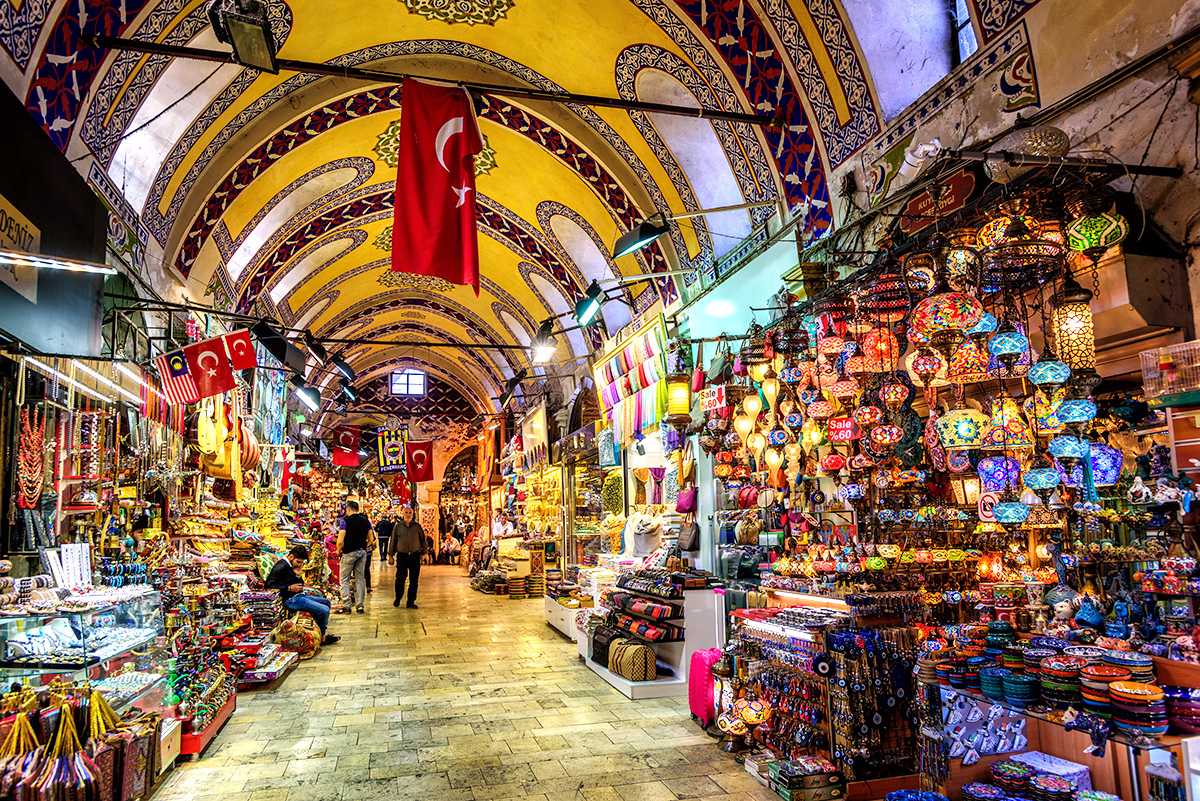 Гранд базар или Большой Базар Grand Bazaar - исторический базар в Стамбуле, который является одним из старейших и крупнейших рынков в мире Базар имеет закрытую и открытую части