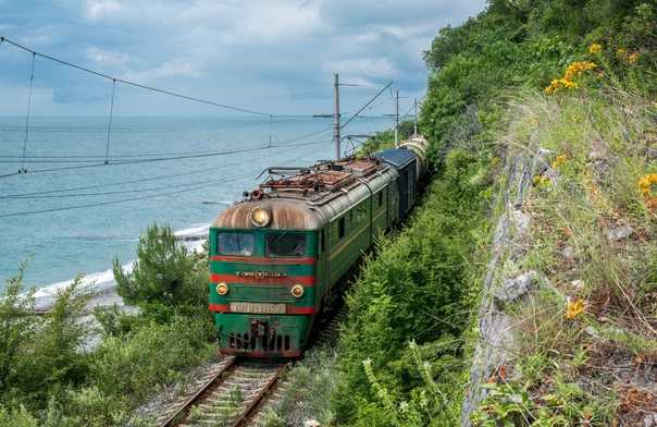 На черноморском побережье возобновил курсирование туристический поезд «сочи-927» - туристический портал