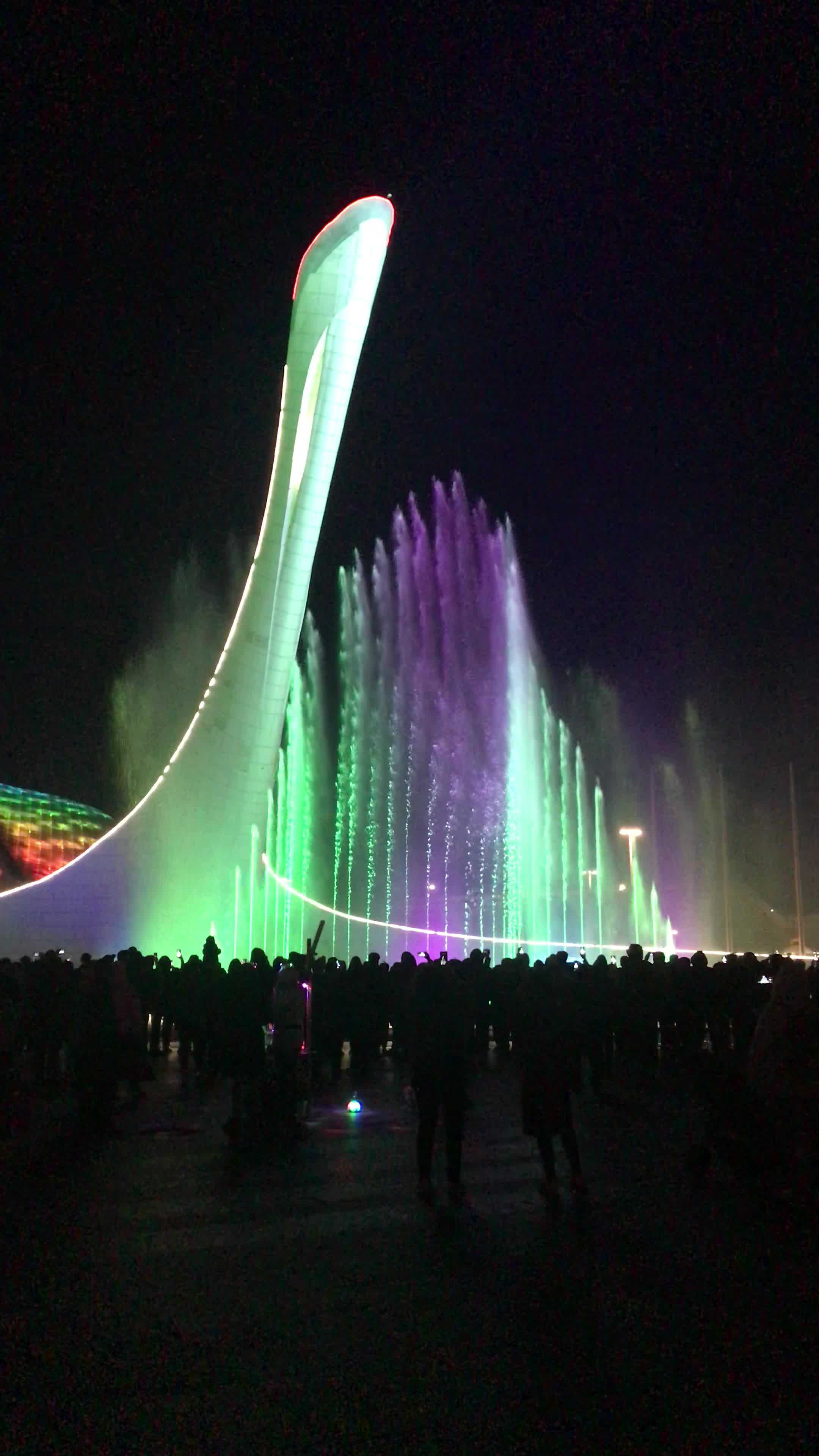 Олимпийский парк работа поющих фонтанов. Поющие фонтаны Сочи Олимпийский парк. Поющий фонтан Адлер Олимпийский парк. Сочи парк фонтан. Фонтан в Сочи в Олимпийском парке.