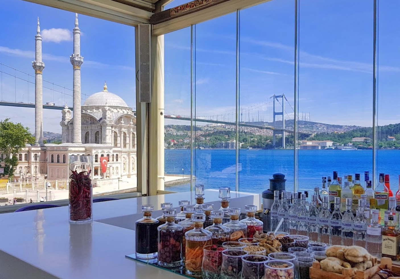 Deluxe newport 3. Новогодний Стамбул 2022. Ресторана «Isola» в Стамбуле сейчас. Banyan Restaurant Istanbul. Панорамное кафе Nova Стамбул.