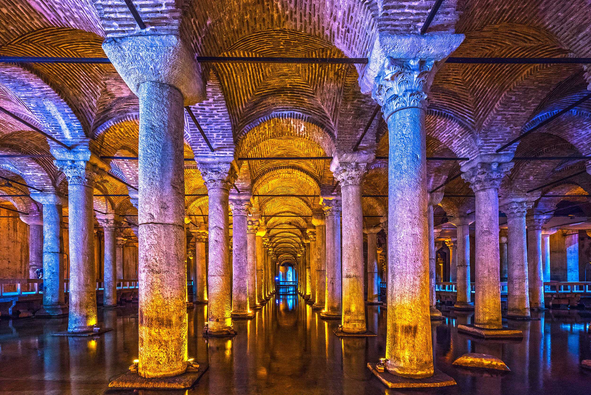 Среди подземных мест Стамбула особой популярность пользуются цистерны Константинополя, часть из которых сегодня являются музеями, тогда как другие функционируют как рестораны