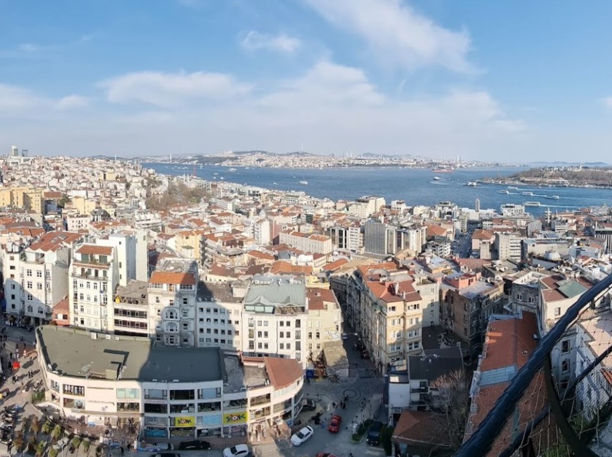 Сапфир İstanbul Sapphire AVM - небоскреб в Стамбуле, в котором находятся: торговый центр, смотровая площадка с панорамным рестораном и симулятор полета на вертолете