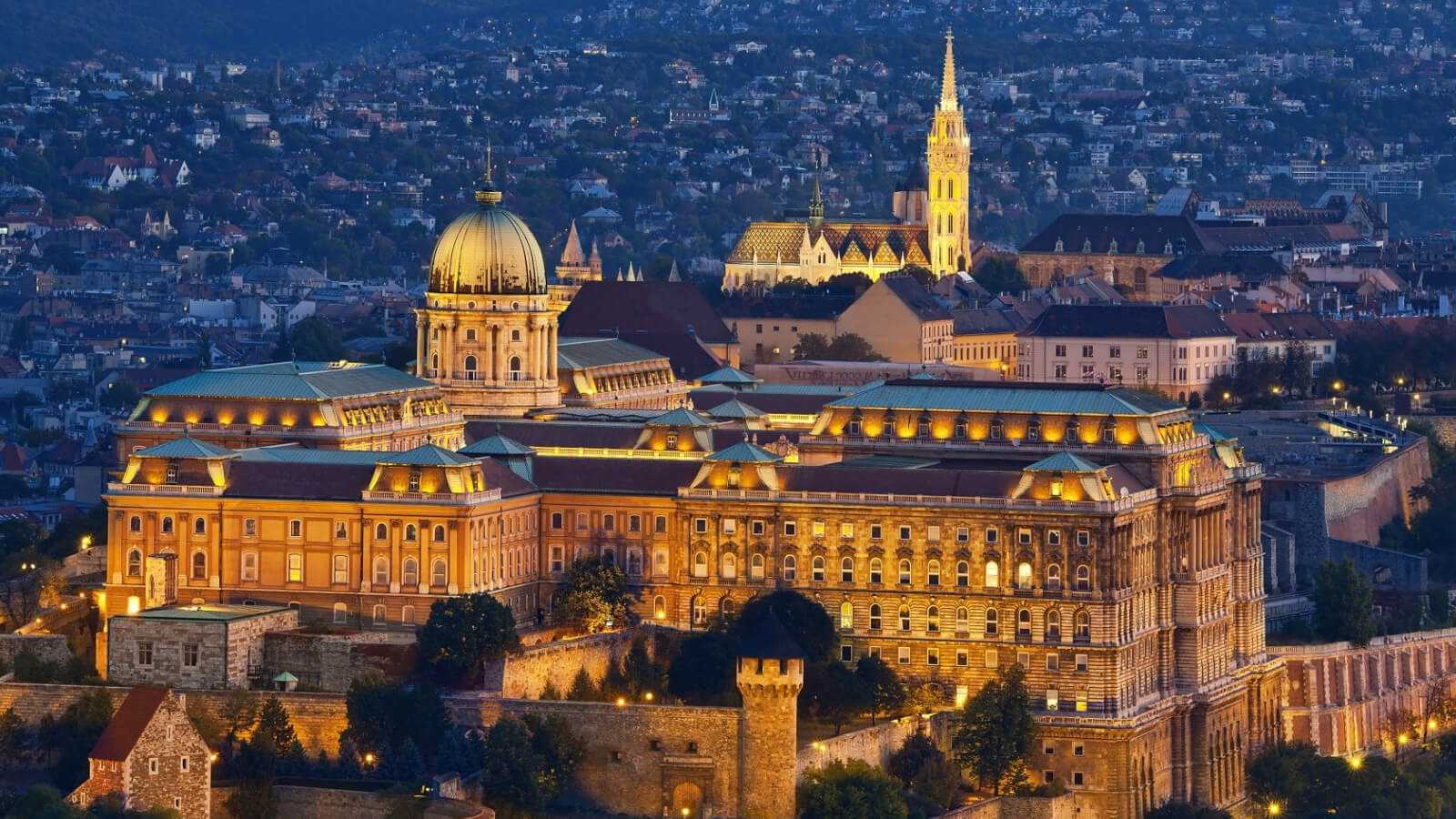 Королевский дворец или Будайский дворец Budavari Palota - исторический замок и дворцовый комплекс в Будапеште, некогда являвшийся резиденцией венгерских королей Расположен дворец на вершине Замковой горы, в историческом районе замка Буды Дворец входит в с