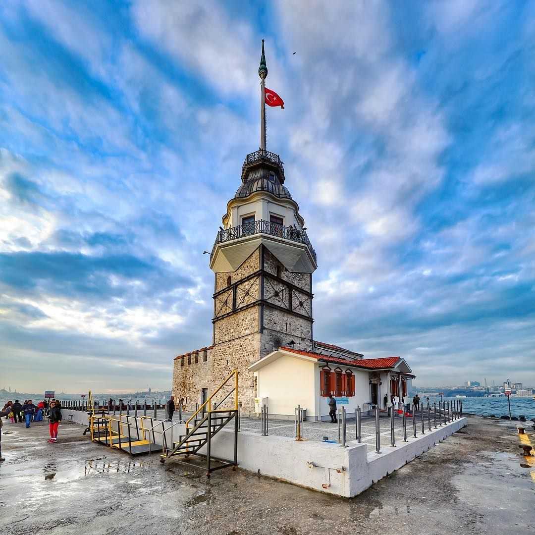 Девичья башня Леандрова башня - бывший маяк, который ныне является одной из главных жемчужин и символом Стамбула