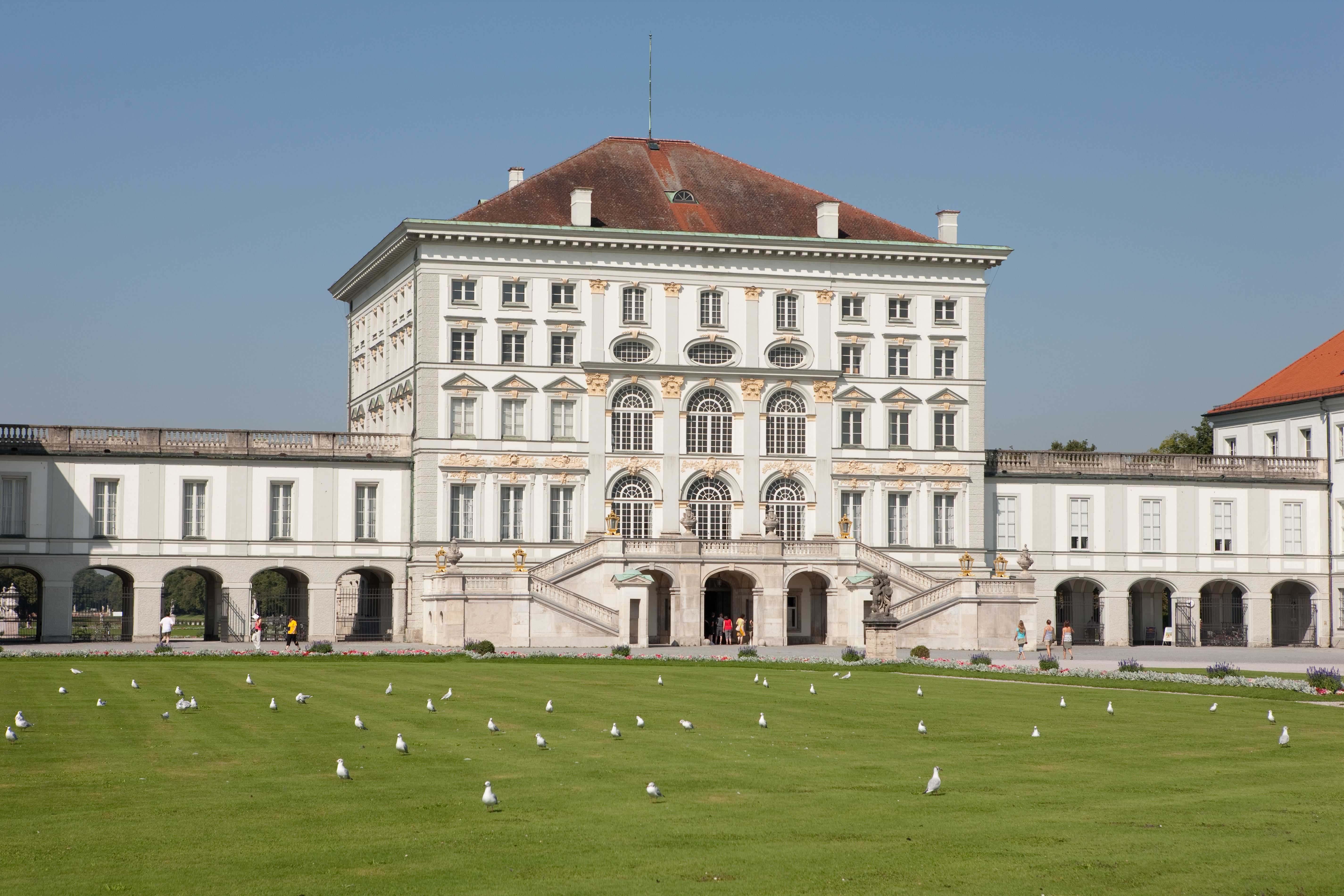 Дворец Нимфенбург - дворцовый комплекс в Мюнхене, состоящий из дворца Нимфенбург и прилегающего парка, являющийся одним из лучших и крупнейших королевских замков Европы Дворец внесен в список Баварских достопримечательностей