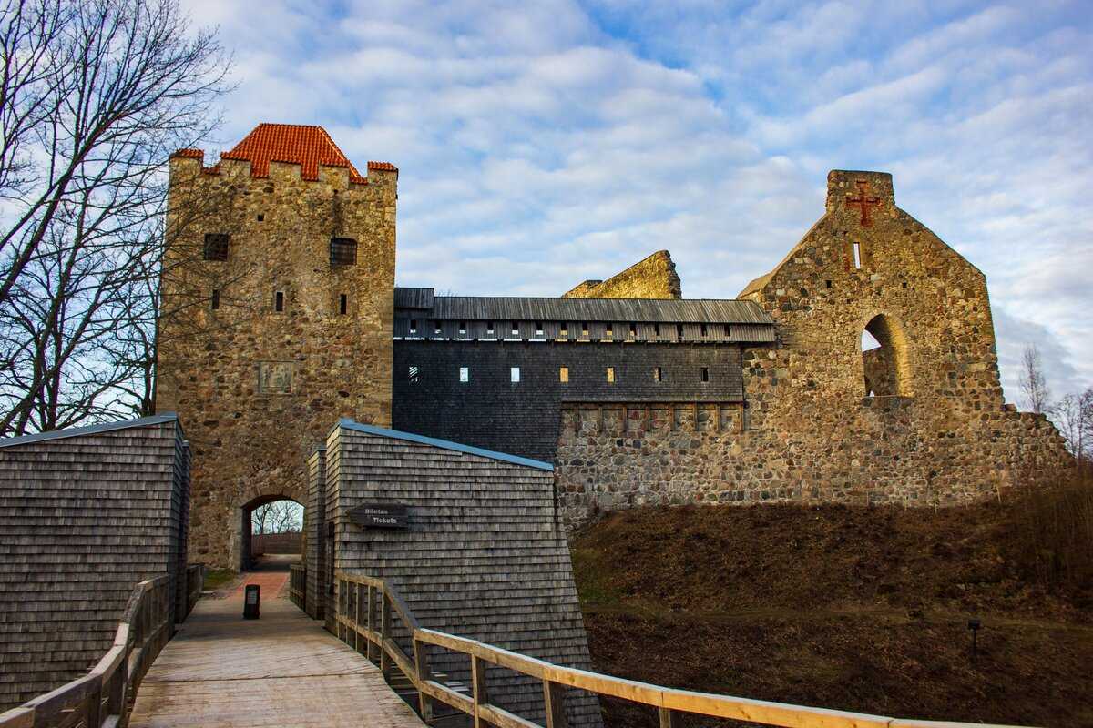 Сигулда самый восторг и очарование самого красивого и живописного города Латвии А Также Национальный парк Гауя с его замками, пещерами, смотровыми башнями, канатной дорогой и Турайдским музеем-заповедником