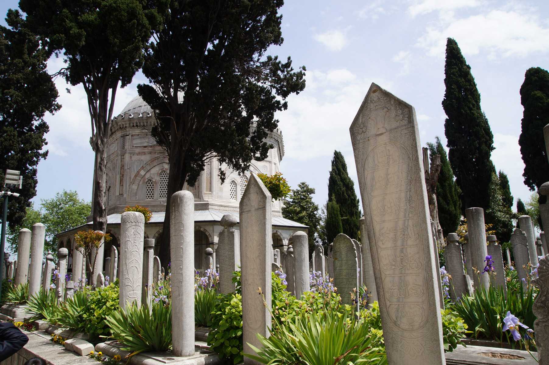 Мавзолей султана Махмуда II - семейная усыпальница османских султанов в Стамбуле, возле которой находится кладбище с могилами известных османских политиков и писателей