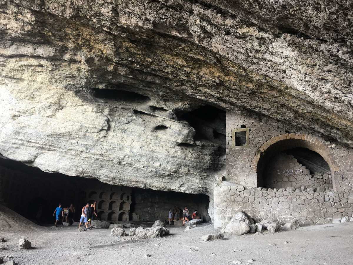 Грот голицына в крыму. Грот Голицына. Грот Шаляпина в Крыму. Грот Шаляпина новый свет.