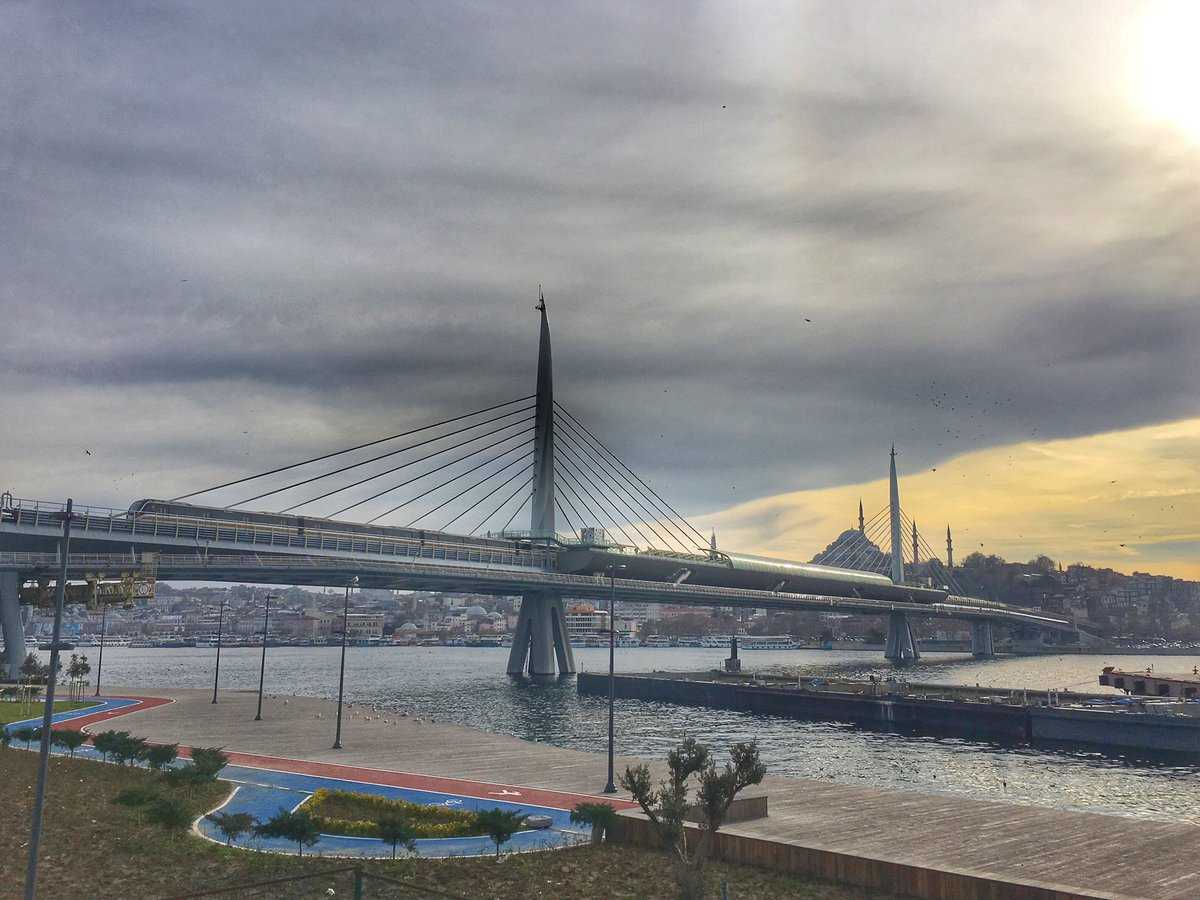 Мост Золотой Рог или мост Халич - мост через бухту Золотой Рог в Стамбуле, который является железнодорожным и пешеходным и известен благодаря открывающимся с него видам на город