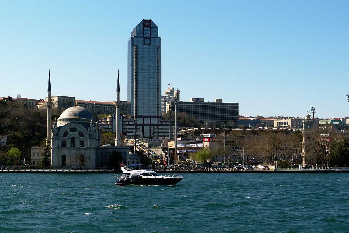Бешикташ Beşiktaş - крупный деловой, коммерческий и культурный район Стамбула Район Ортакёй Ortaköy является частью района Бешикташ