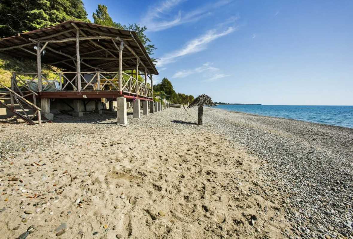 Лучшие пляжи абхазии, где лучше отдыхать и отзывы туристов