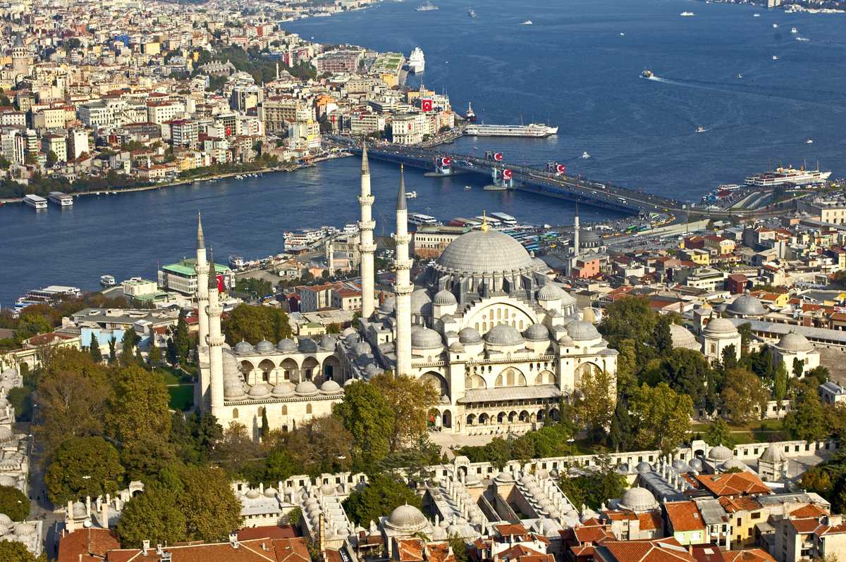 В достопримечательностях Стамбула выделаются дворцы, часть из которых ныне являются музеями с воссозданными интерьерами, а другие приспособлены под нужды города или находятся в руинах