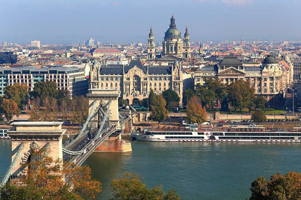 В Будапеште есть возможность познакомиться с городом не только с земли, осмотрев основные достопримечательности и полюбоваться панорамами с высоты, посетив  смотровые площадки, но также спуститься под землю, изучив некоторые участки местности изнутри
