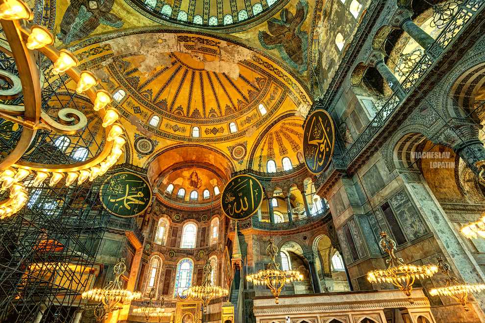 В статье представлен список с фото, описаниями и адресами самых значимых мечетей, соборов и церквей Стамбула, которые стоит посетить в первую очередь или, если на город мало времени
