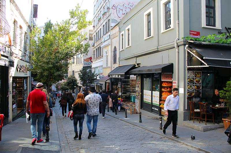 Все, что вам нужно знать про туристическую улицу Истикляль в Стамбуле - описание улицы, достопримечательности и развлечения, чем заняться, магазины, обмен валюты, где найти туалеты и прочая полезная информация для туристов
