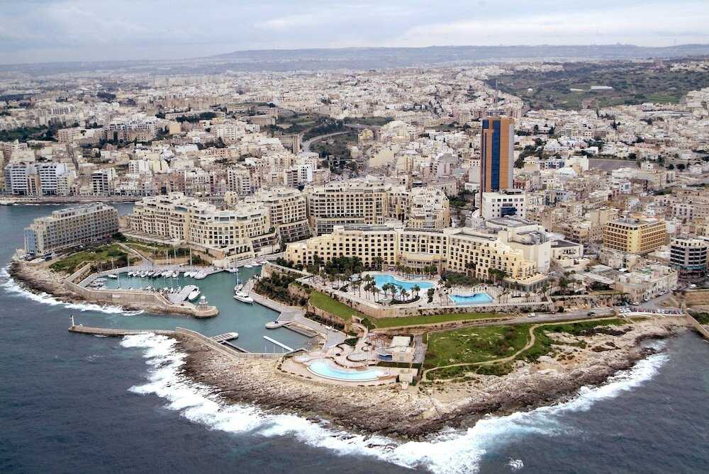 Сент-Джулианс или Сан-Джильян - город, расположенный на острове Мальта, вдоль побережья Средиземного моря В настоящее время Сент-Джулианс является популярным туристическим центром, а также одним из самых развитых городов Мальты, в котором гармонично сочет