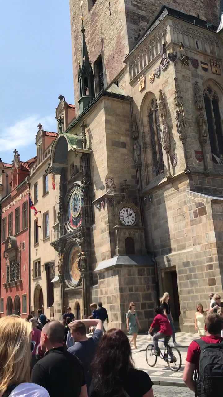 Староместская ратуша Старая ратуша - один из важных и интересных комплексов Праги На башне ратуши находятся Пражские куранты, а в Ратуше можно посетить часовню, залы, подземелья и подняться на смотровую
