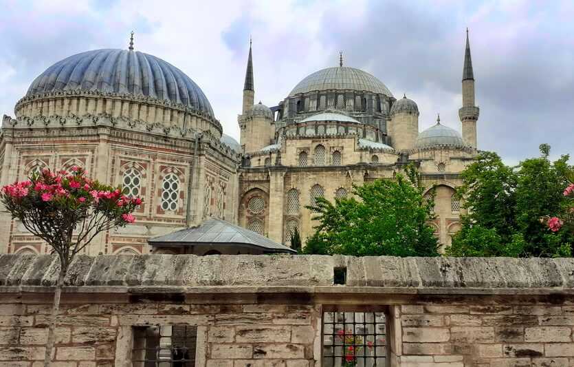 Сулеймание - мечеть в старой части Стамбула, представляющая собой комплекс и являющаяся шедевром архитектуры османской империи С территории мечети открываются панорамные виды