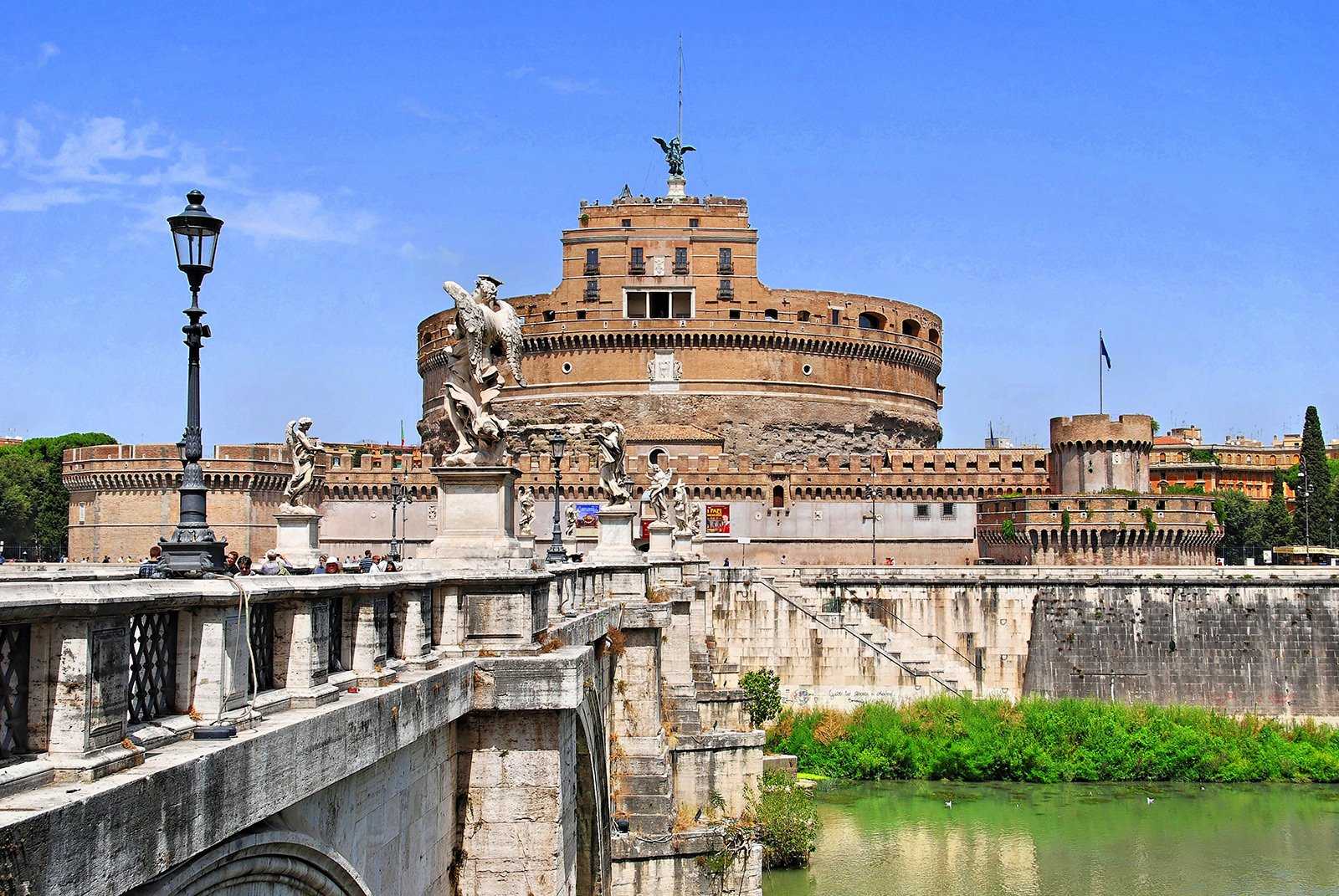 Замок Сант-Анджело представляет собой памятник истории и архитектуры периода Древнего Рима Ни один путеводитель по Риму не обойдет стороной этот замок и поставит его на одно из первых мест по рекомендациям для посещения На его территории расположено