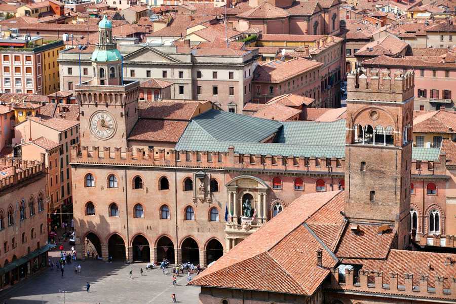 Болонья италия - башни, крыши и студенты