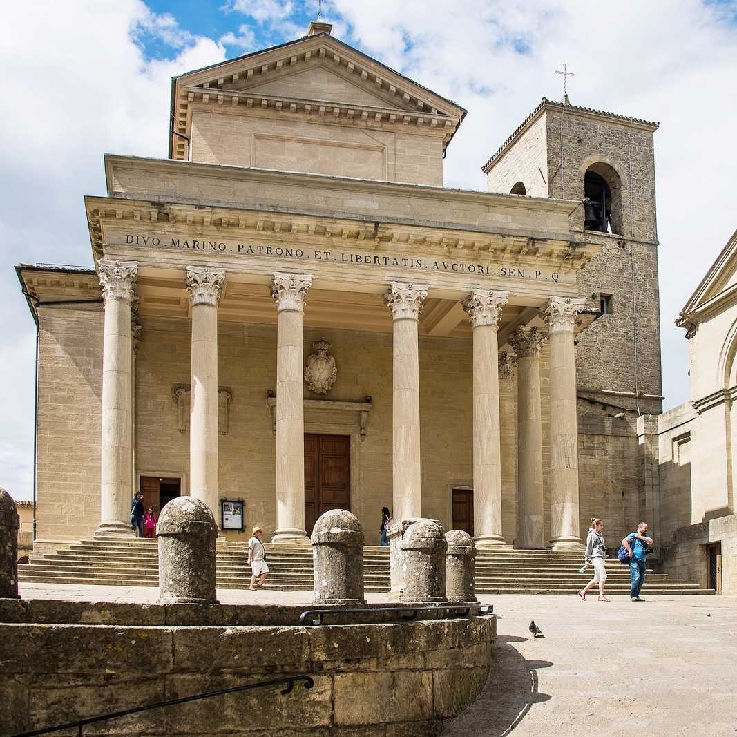 Базилика Сан-Марино или базилика Святого Марино - главная церковь города Сан-Марино, посвященная святому покровителю города и государства - основателю республики, диакону Святому Марино Нынешняя церковь была заложена в 1826 году на месте более раннего при