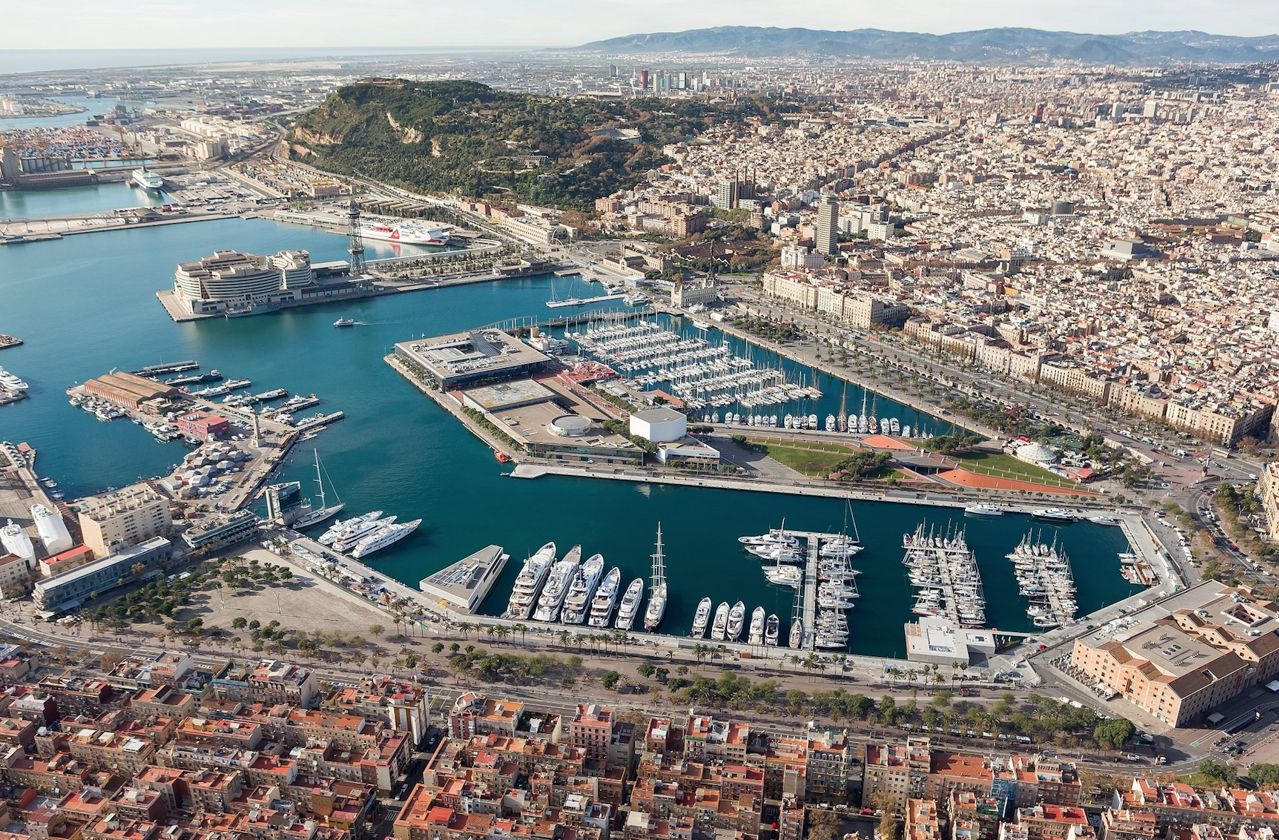 Порт Барселоны Puerto de Barcelona - один из крупнейших портов Средиземноморья Порт Велл Port Vell - центральная часть порта Самая яркая и туристическая часть морского порта Барселоны, именно здесь сосредоточены основные достопримечательности и