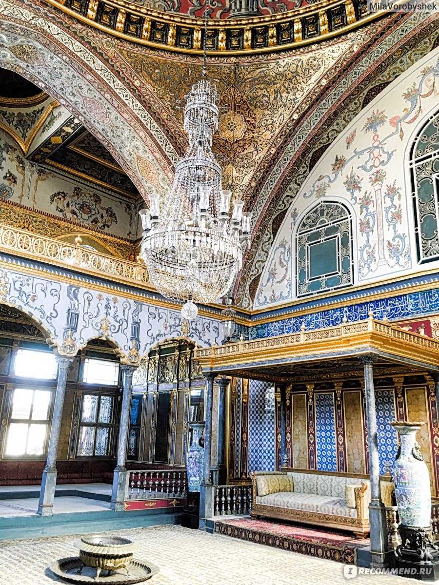 Топкапы - дворец в Стамбуле, служивший главной резиденцией султанов Османской империи, административным и образовательным центром государства Ныне это музей